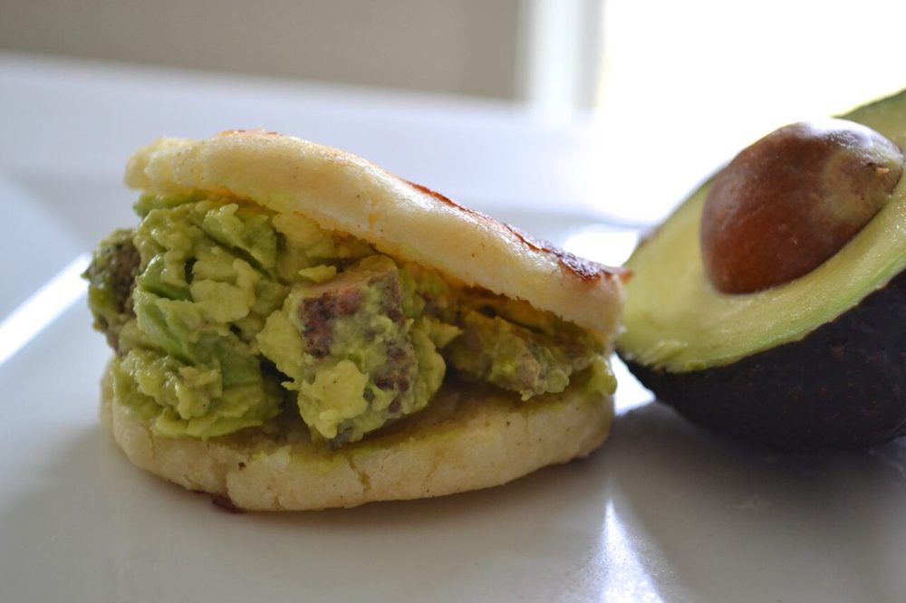Arepa reina pepiada servido