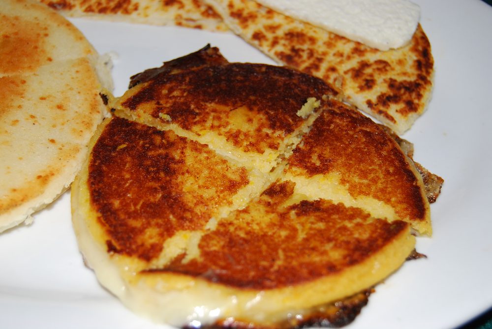 Arepas con queso servido