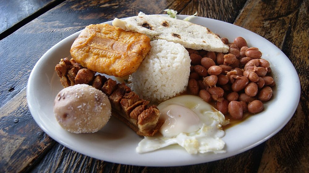 Bandeja paisa servido