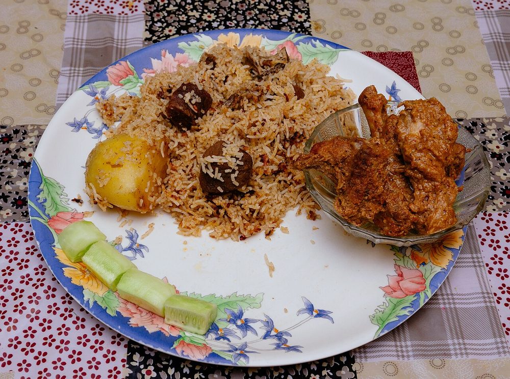 Biryani de pollo servido
