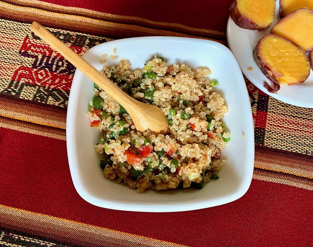 Bowl de pollo y quinua servido
