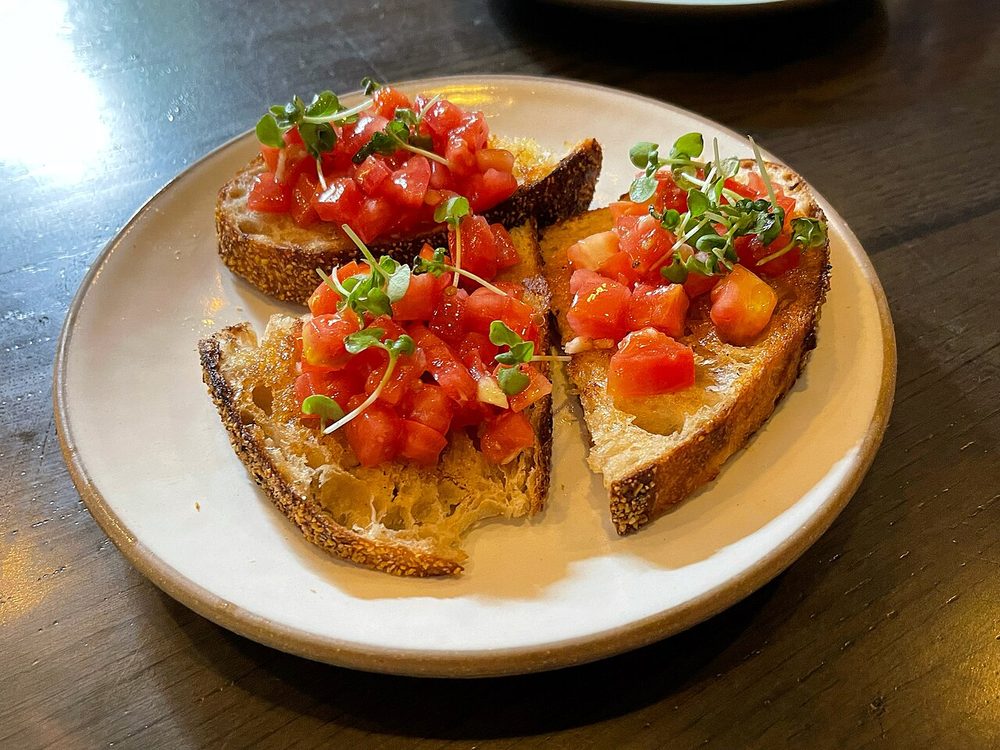 Bruschetta de tomate servido