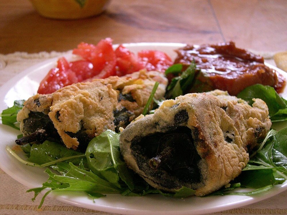 Chiles rellenos servido
