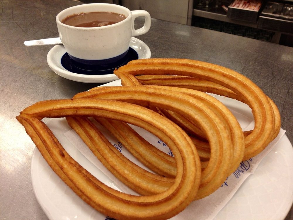 Churros con azúcar y canela servido