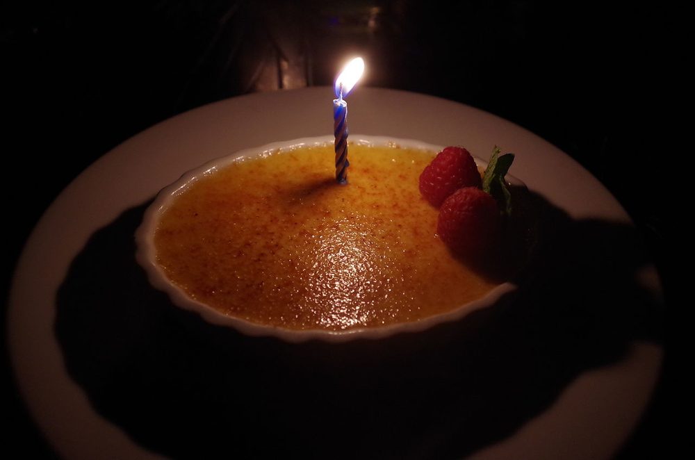 Crème brûlée servido