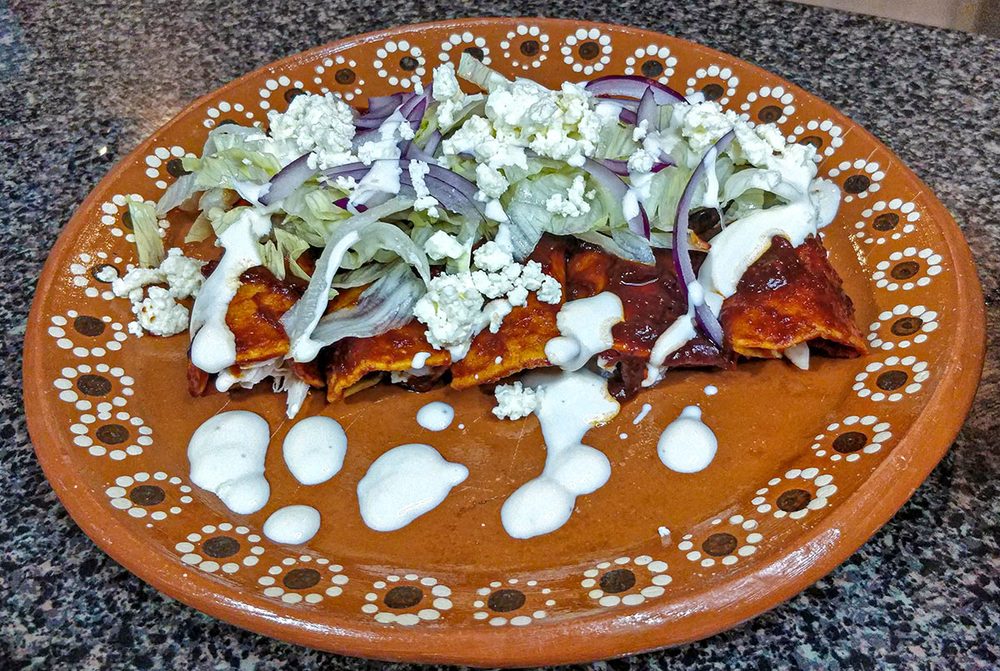 Enchiladas rojas servido