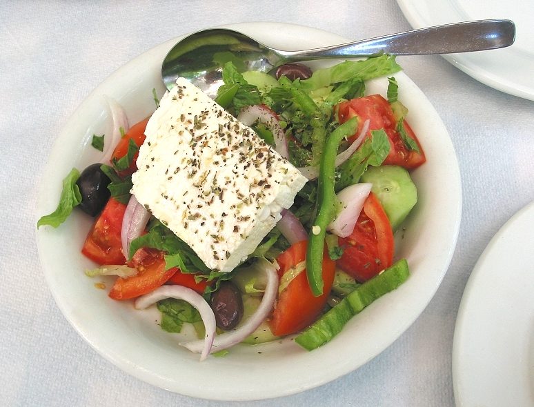 Ensalada griega servido