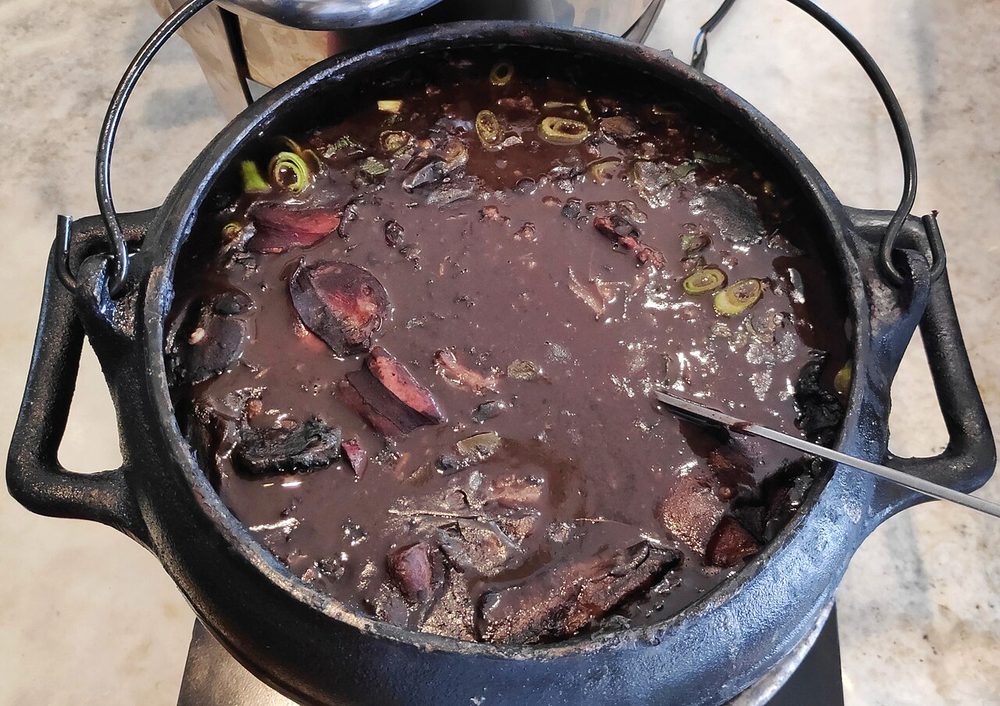 Feijoada brasileña servido