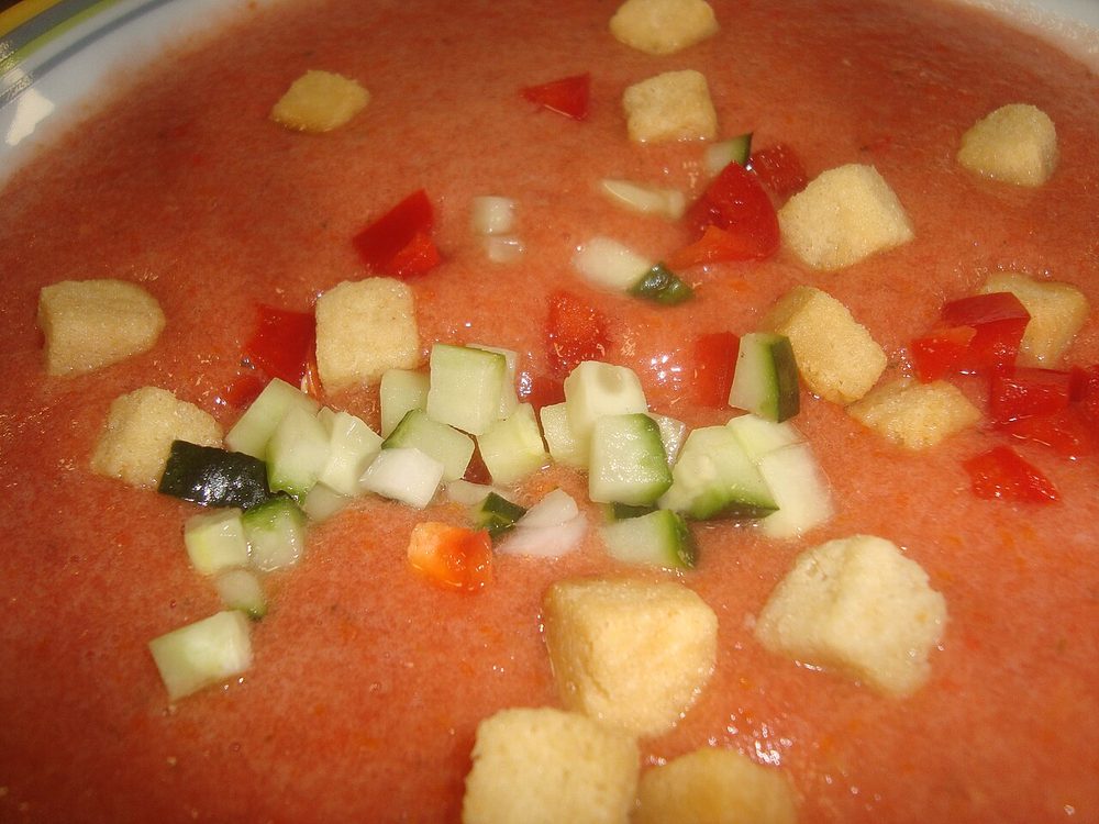 Gazpacho andaluz servido