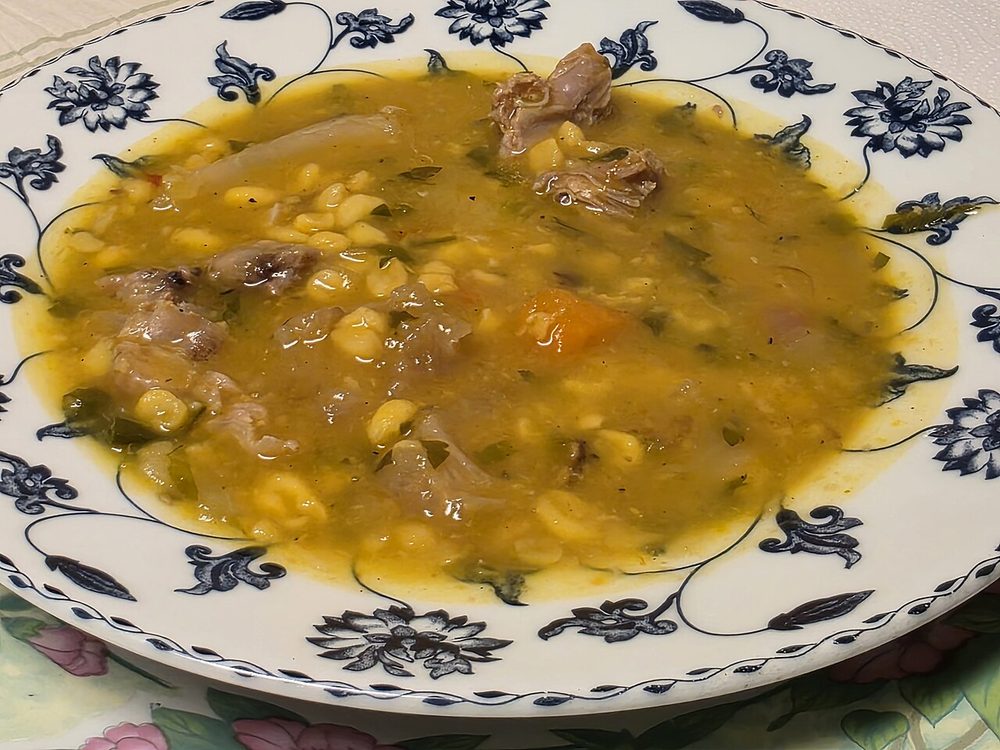 Locro argentino servido