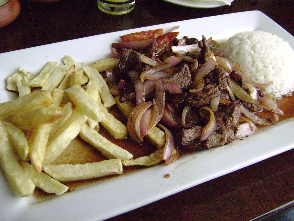 Lomo saltado servido