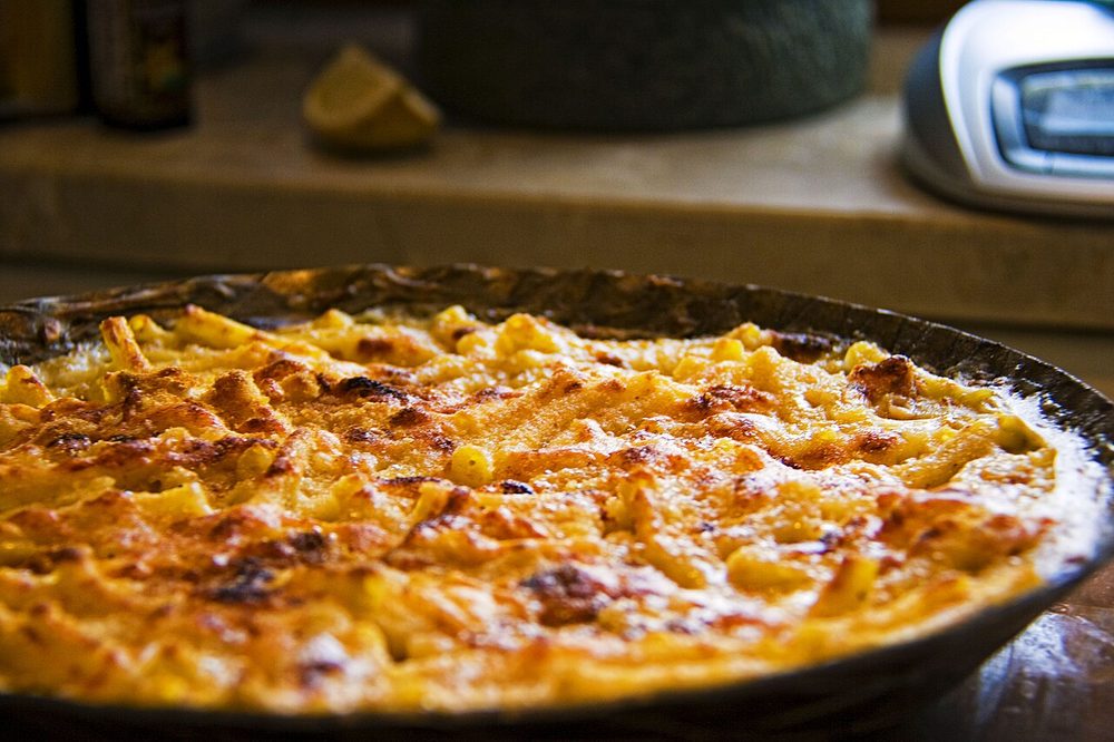Mac and cheese servido