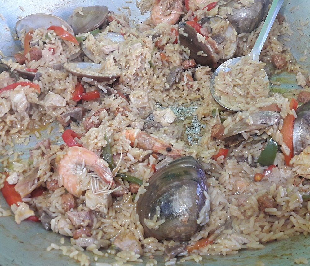 Paella valenciana servido