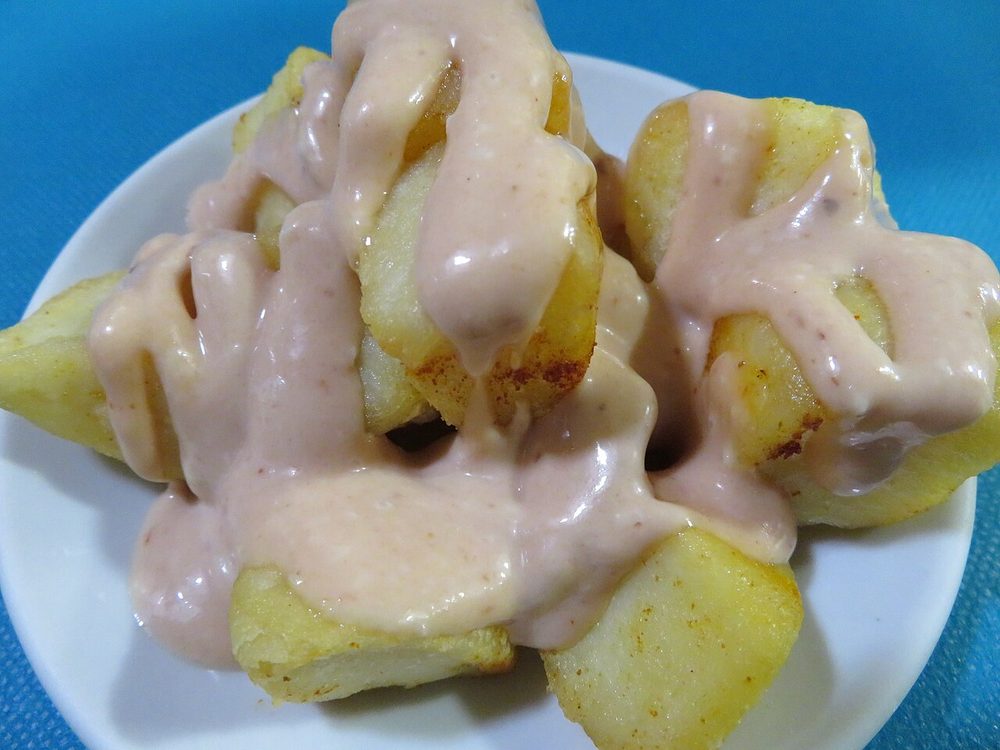 Patatas bravas servido