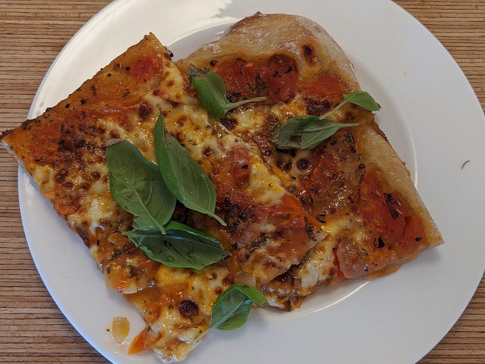 Pizza margherita servido