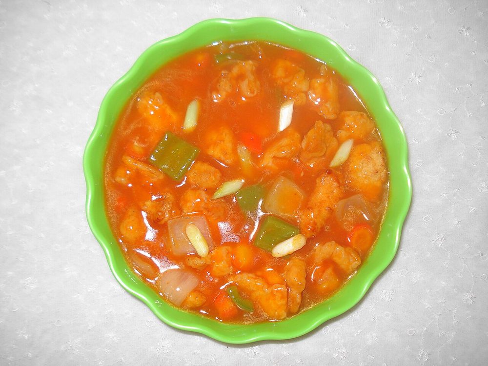Pollo agridulce servido