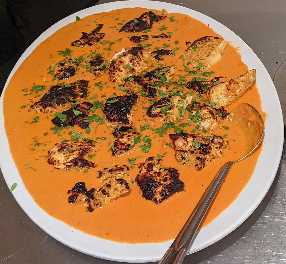 Pollo tikka masala servido
