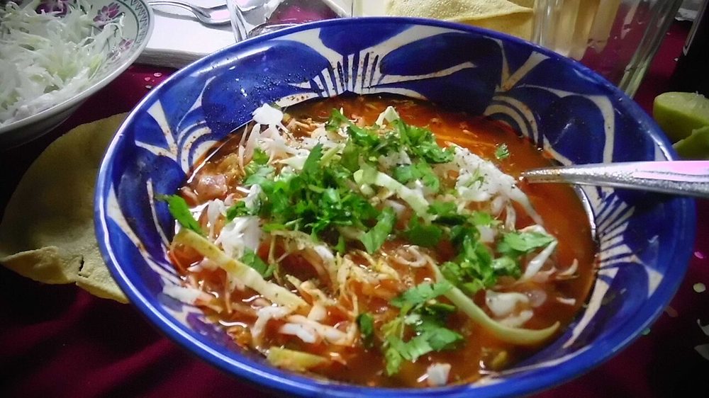 Pozole rojo servido