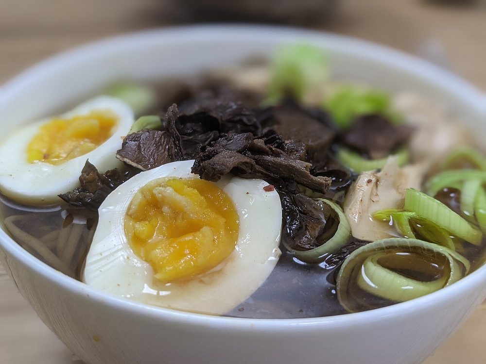 Ramen casero servido