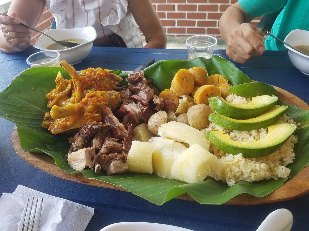 Sancocho de pollo servido