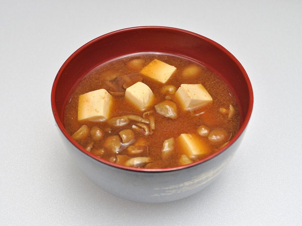 Sopa miso servido