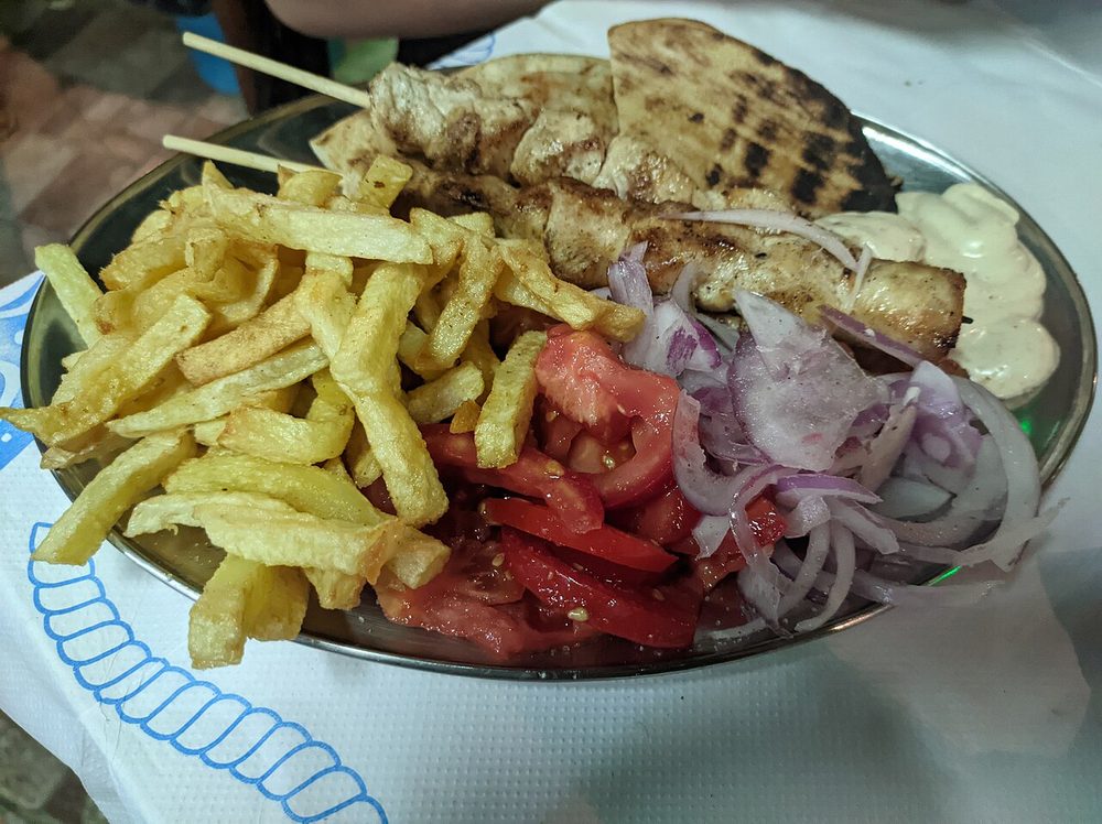 Souvlaki de pollo servido