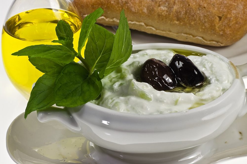 Tzatziki servido